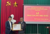 Lễ trao tặng Huy hiệu Đảng cho đồng chí Trần Văn Thắng - Bí thư chi bộ hưu trí Trường Cao đẳng Nông nghiệp Thanh Hóa.